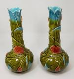 SARREGUMINES - Une paire de vases en barbotine à décor...