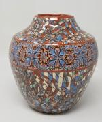 GERBINO - Un vase en poterie vernissée à décor de...