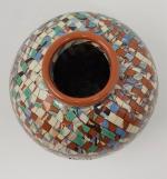 GERBINO - Un vase boule en poterie vernissée à décor...