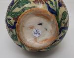 IZNIK - un vase en céramique à décor floral polychrome...