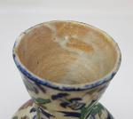 IZNIK - un vase en céramique à décor floral polychrome...