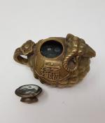 Une verseuse en bronze zoomorphe représentant un bélier - Chine...