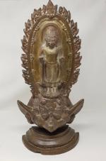 Bouddha en bronze en position debout dans une auréole enflammée...