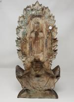 Bouddha en bronze en position debout dans une auréole enflammée...