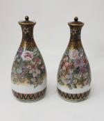 Une paire de flacons en porcelaine à décor floral polychrome...