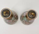 Une paire de flacons en porcelaine à décor floral polychrome...