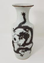 Un vase en grès craquelé à décor de dragons noirs...