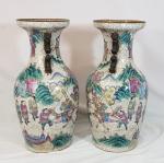 Une paire de vases en grès à décor polychrome de...