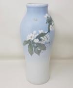Royal Copenhagen - Un vase en porcelaine à décor floral...