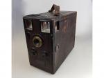 Un appareil photographique de type box 9x12 en bois gainé...
