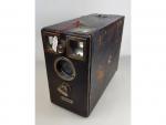 Un appareil photographique de type box 9x12 en bois gainé...