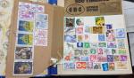 Gros Carton contenant 1 grande boite de timbres en vrac,...