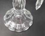 Un chandelier à cinq bras de lumière en verre moulé...