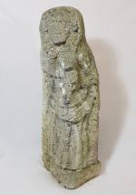Une "Vierge à l'Enfant" en pierre reconstituée - H: 65cm...