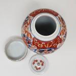 Un pot couvert en porcelaine à décor IMARI - Japon...