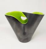 ELCHINGER - Un vase en céramique verte et noire -...