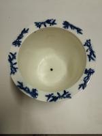 MINTON : Cache-pot en céramique à décor d'échassiers volant en...