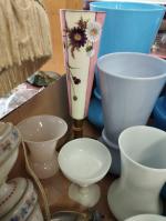 Lot de vases et lampes en opaline de différents coloris...