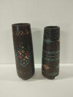Deux vases formant bougeoirs en bois gravé à décor ...