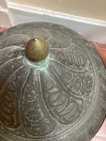 Tajine en métal gravé à décor de botehs - Afrique...
