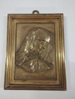 Bas-relief en bronze représentant le portrait de la Vierge, encadrement...