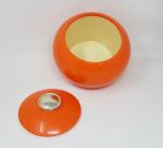 Un pot à glaçons boule en plastique orange - prise...