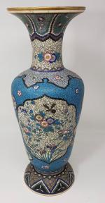 Un vase en émaux cloisonnés sur céramique à décor floral...