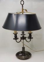 Un lampe bouillotte à trois bras de lumière en bronze...
