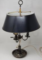 Un lampe bouillotte à trois bras de lumière en bronze...