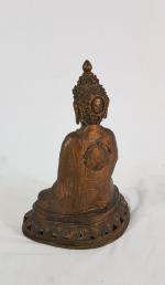 Bouddha assis en métal patiné , travail moderne