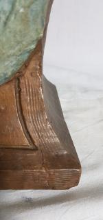 Un buste féminin en plâtre patiné - monogramme au dos...