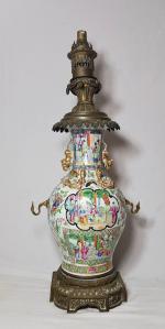 Une lampe à pétrole en porcelaine de Canton à décor...
