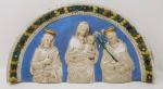 Bas-relief en faïence polychrome figurant une Vierge à l'Enfant et...