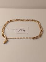 Un bracelet souple maille alternée en or 18 carats (fermoir...