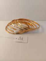 Six bracelets rigides ciselés en or 18 carats Diam: 6,5cm...