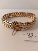 Un bracelet souple en or 18 carats avec chaînette de...