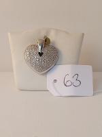 Un pendentif motif coeur agrémenté d'un pavage de diamants en...