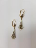 Une paire de pendants d'oreilles deux ors 750e - ornés...