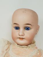 Une poupée à tête de porcelaine, H : 66 cm,...