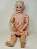 Une poupée à tête de porcelaine, taille 12,  H...