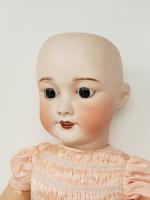 Une poupée à tête de porcelaine, taille 12,  H...