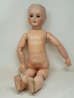 Une poupée à tête de porcelaine, H : 61cm, yeux...
