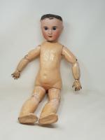 Une poupée à tête de porcelaine, H : 64 cm,...