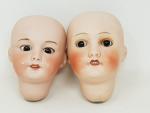 2 têtes de poupées en porcelaine, ne présentant pas de...
