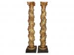 Une paire de colonnes torses en bois sculpté, peint et...