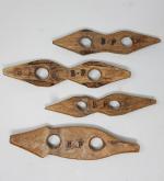 Art populaire - Quatre clés à foin en bois, monogrammées...