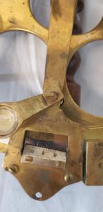 Un coffret contenant un sextant en laiton marqué "STANEY LONDON"...