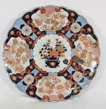 Un grand plat polylobé en porcelaine à décor IMARI -...