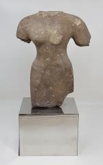 Un buste féminin Khmer en pierre sculptée  - sur...