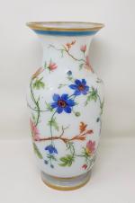 Un vase en opaline blanche à décor de fleurs polychromes...